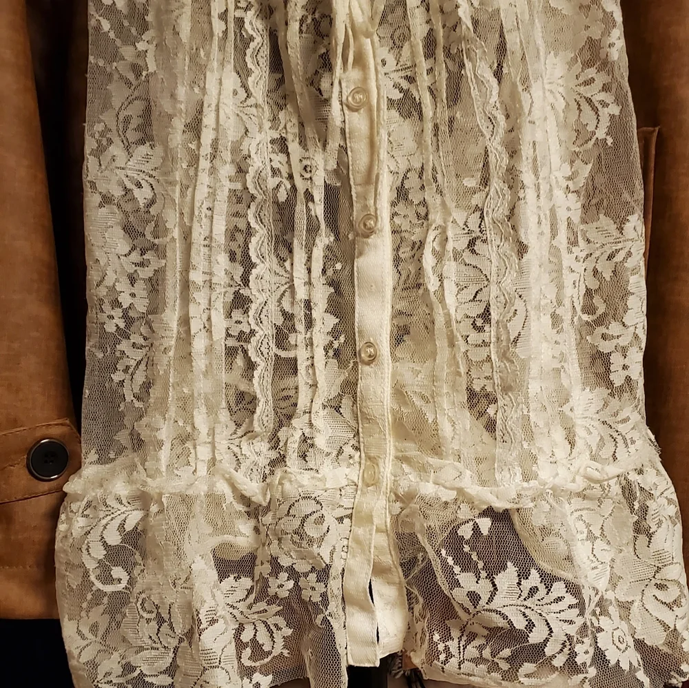 Beautiful Vintage-Look Lace Top - Picture 4 of 6